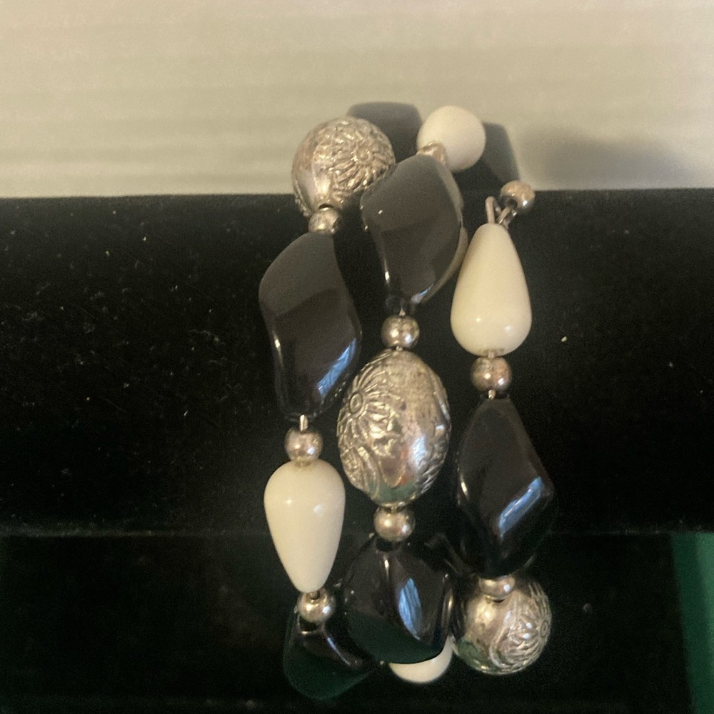 Elegant Black and White Beaded Bracelet